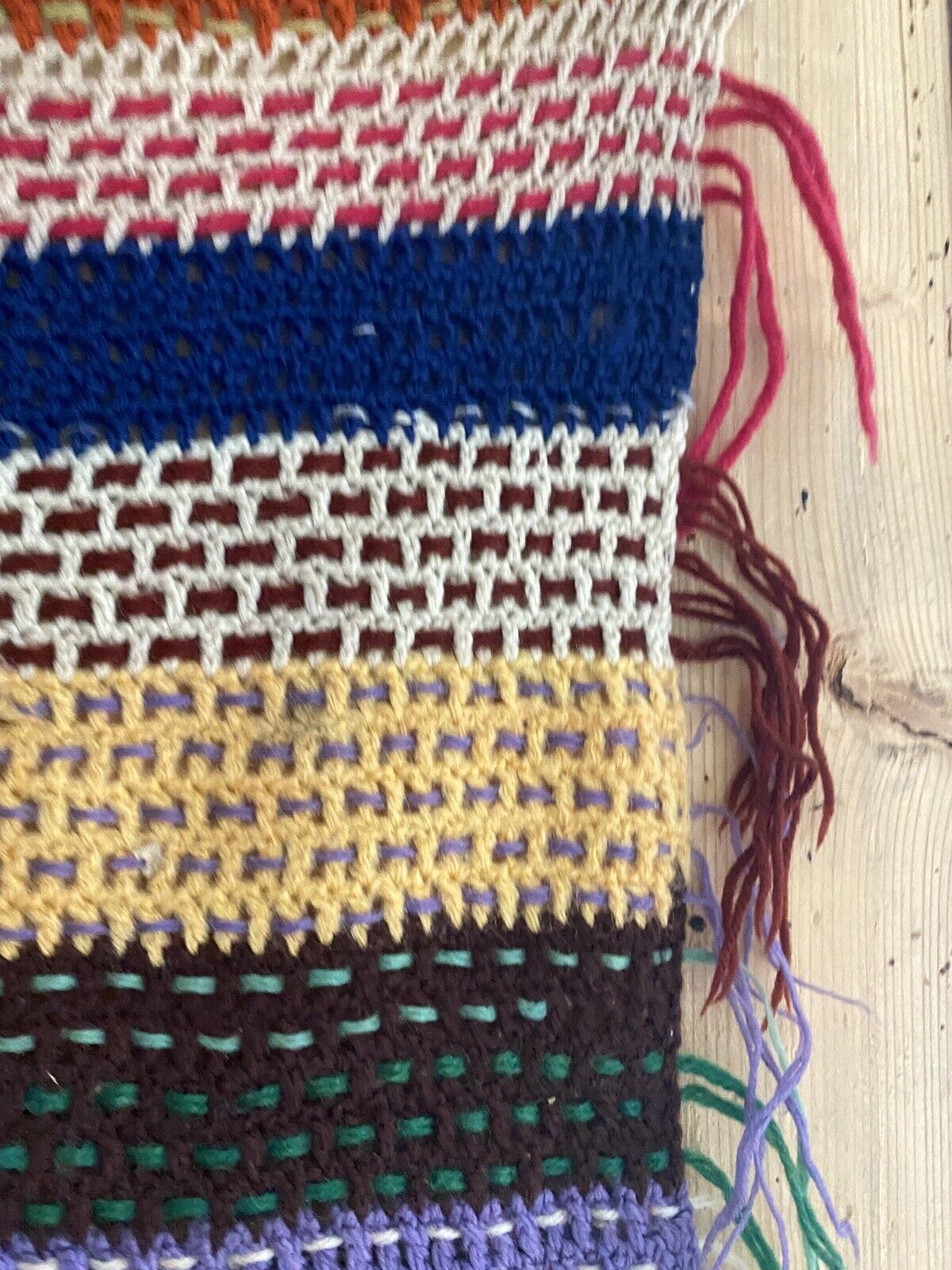 Couverture de poupée multicolore tricotée à la main en laine française vintage, vers 1950