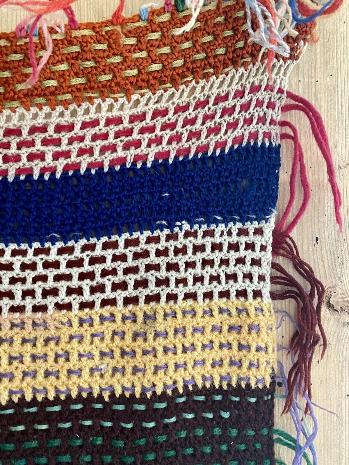 Couverture de poupée multicolore tricotée à la main en laine française vintage, vers 1950