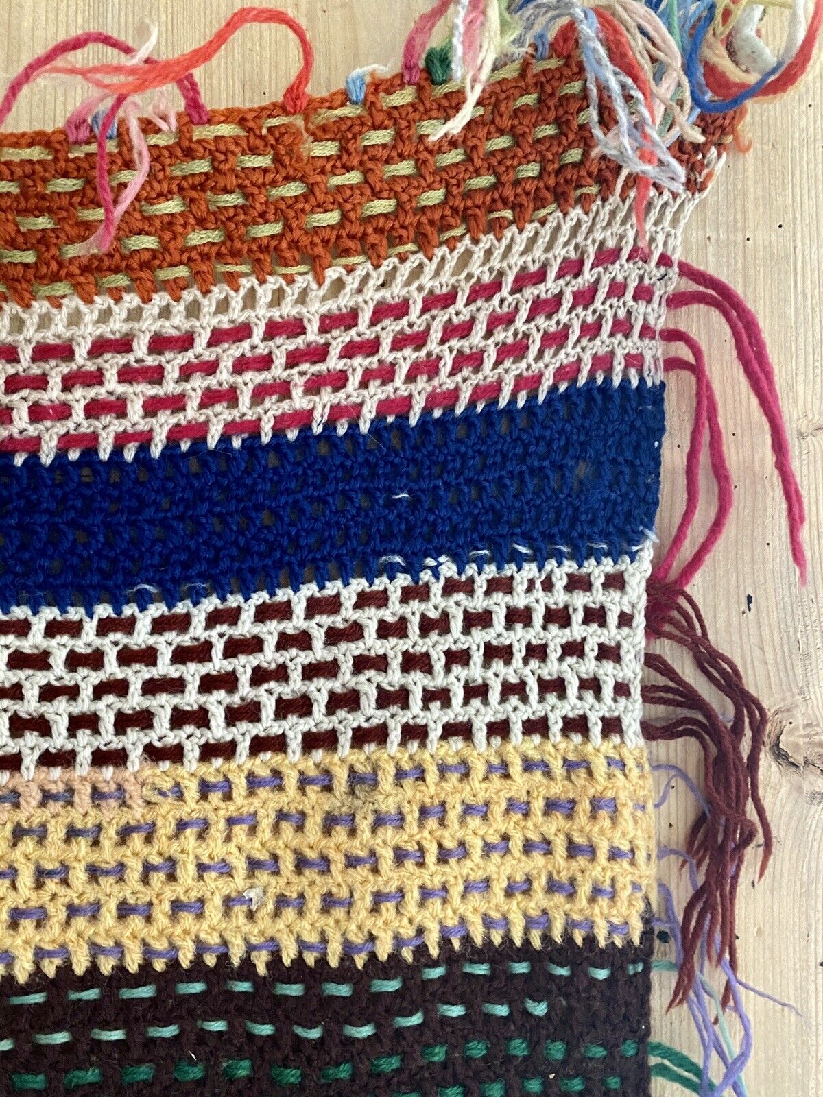 Couverture de poupée multicolore tricotée à la main en laine française vintage, vers 1950