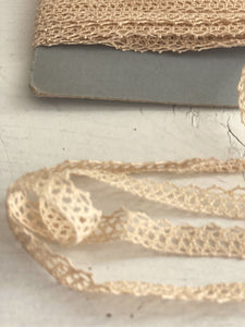 20 y antique French NATURAL deadstock BOBIN LACE cardboard TRIM c1930