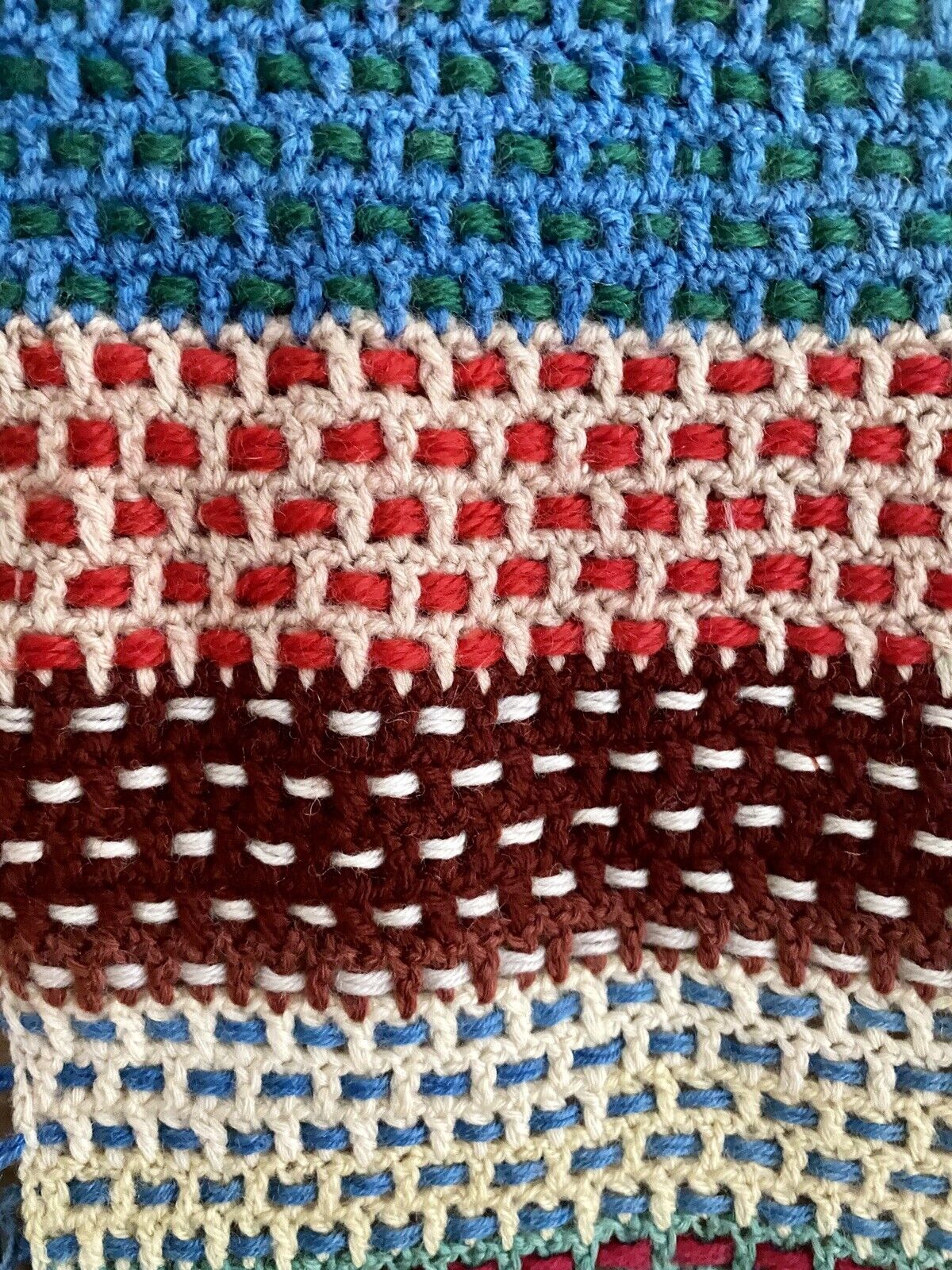 Couverture de poupée multicolore tricotée à la main en laine française vintage, vers 1950