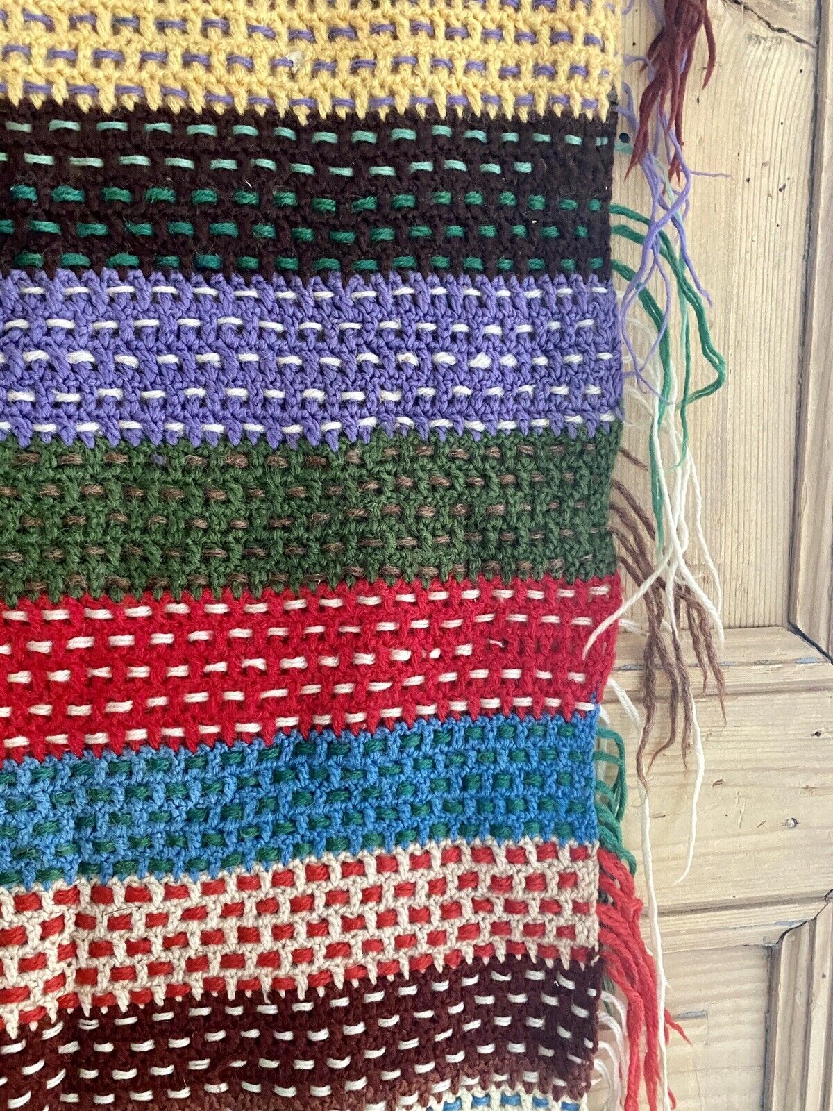 Couverture de poupée multicolore tricotée à la main en laine française vintage, vers 1950