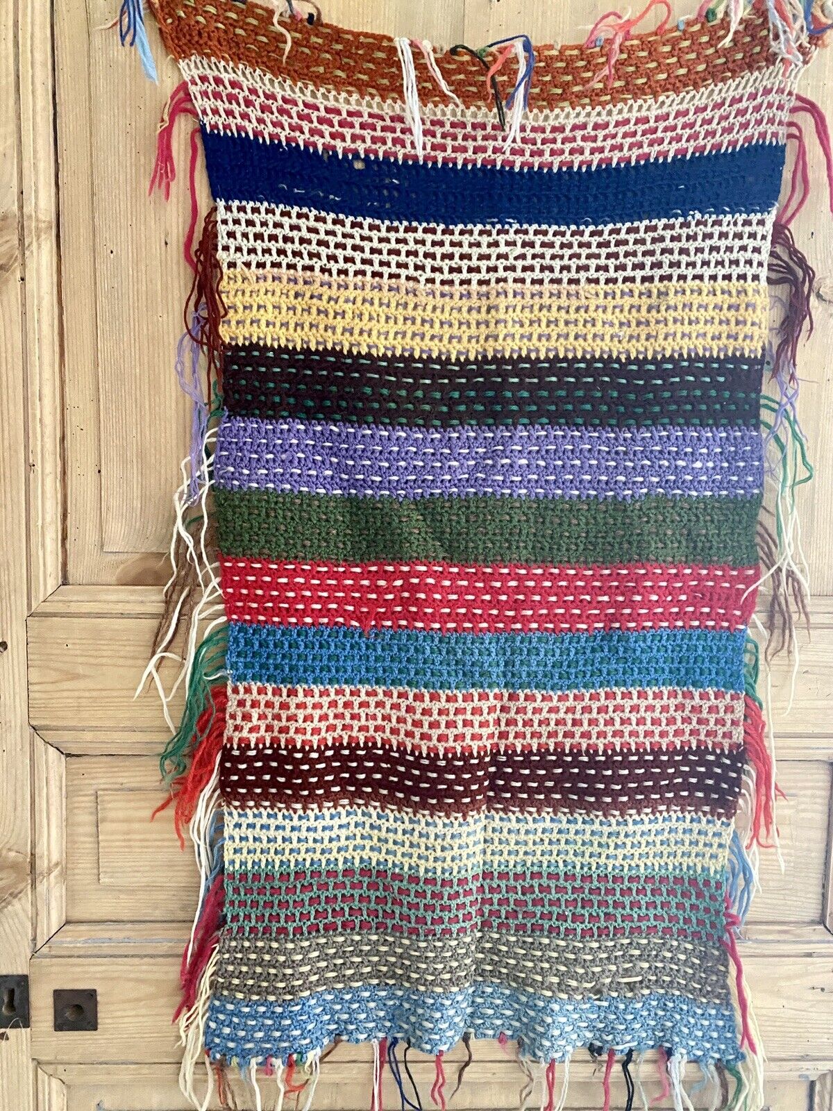 Couverture de poupée multicolore tricotée à la main en laine française vintage, vers 1950