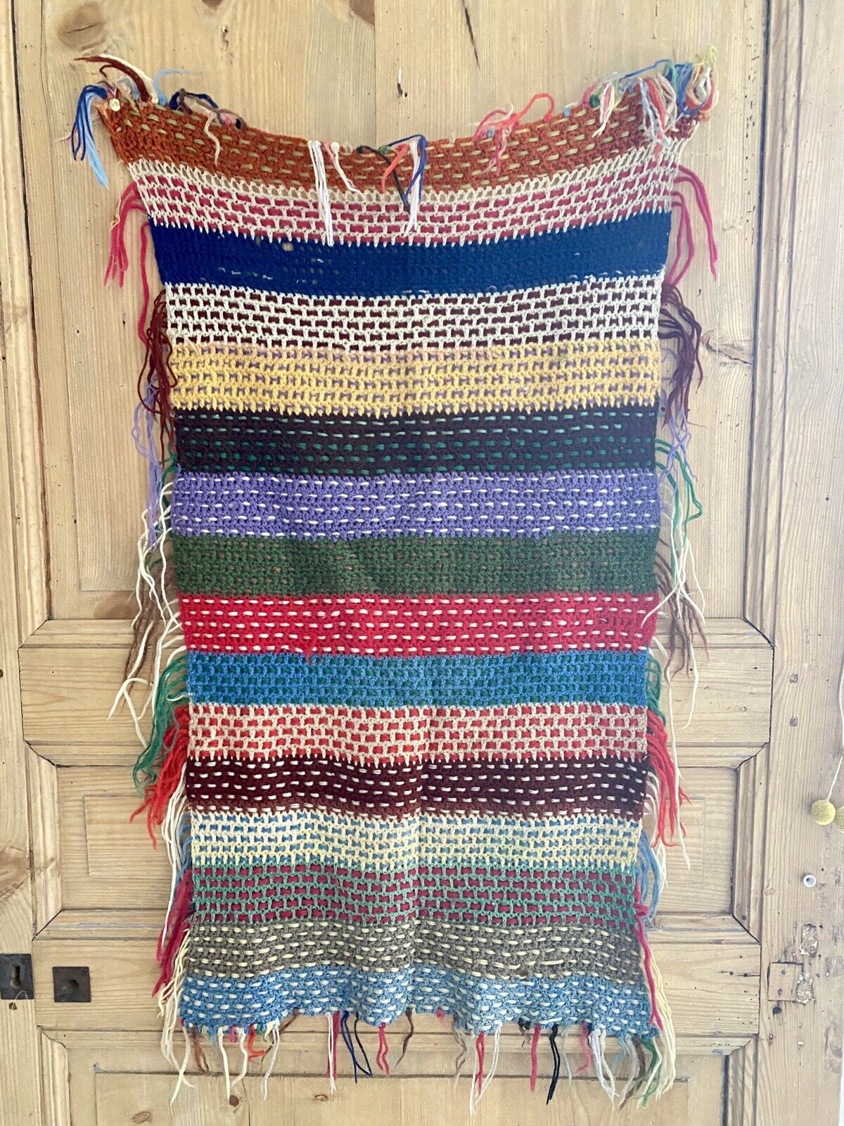 Couverture de poupée multicolore tricotée à la main en laine française vintage, vers 1950