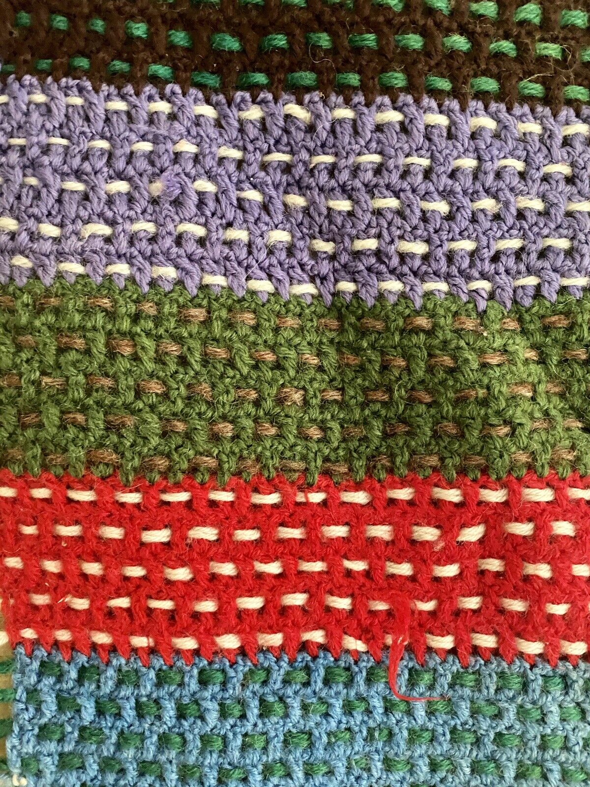 Couverture de poupée multicolore tricotée à la main en laine française vintage, vers 1950