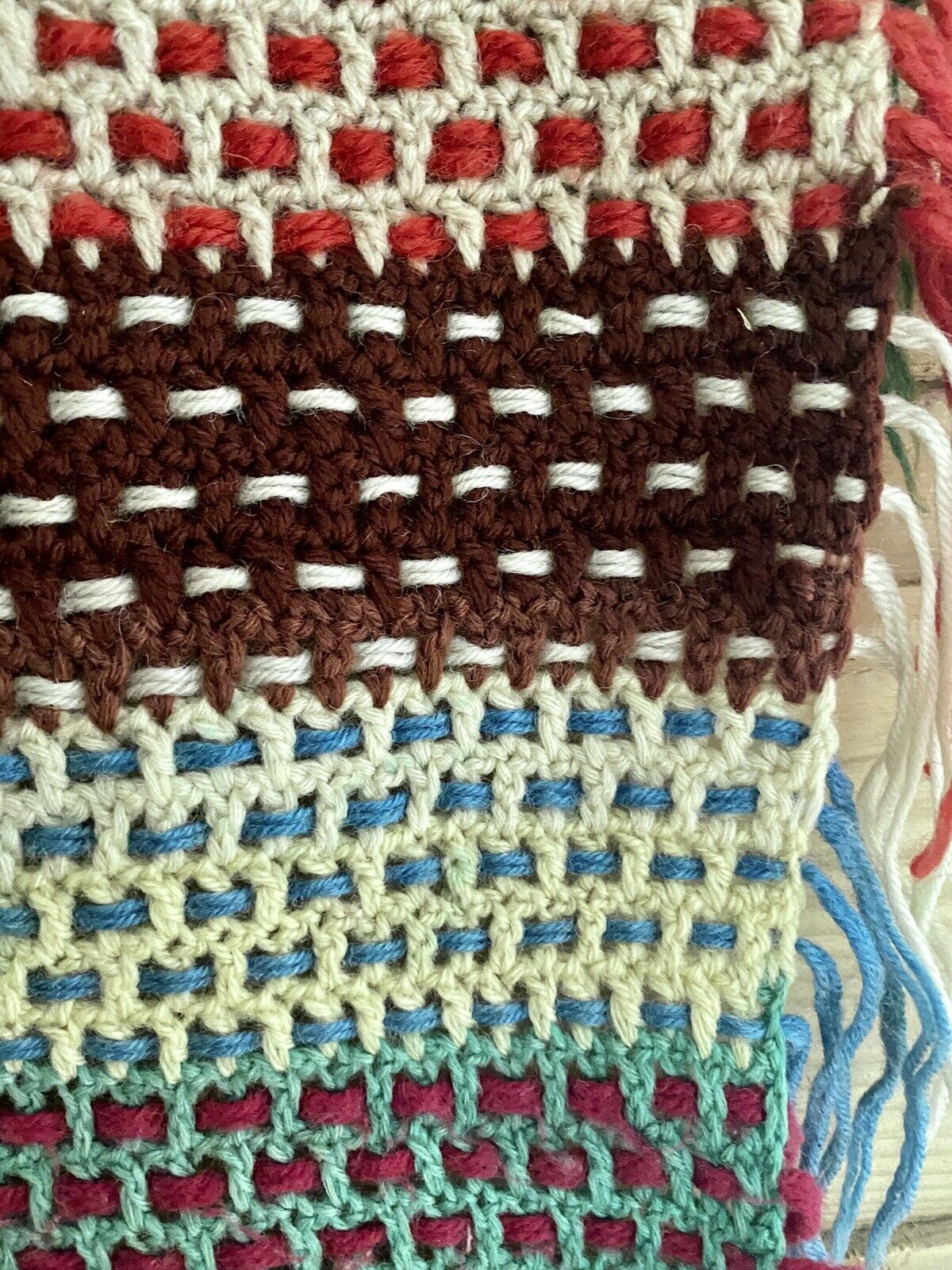 Couverture de poupée multicolore tricotée à la main en laine française vintage, vers 1950