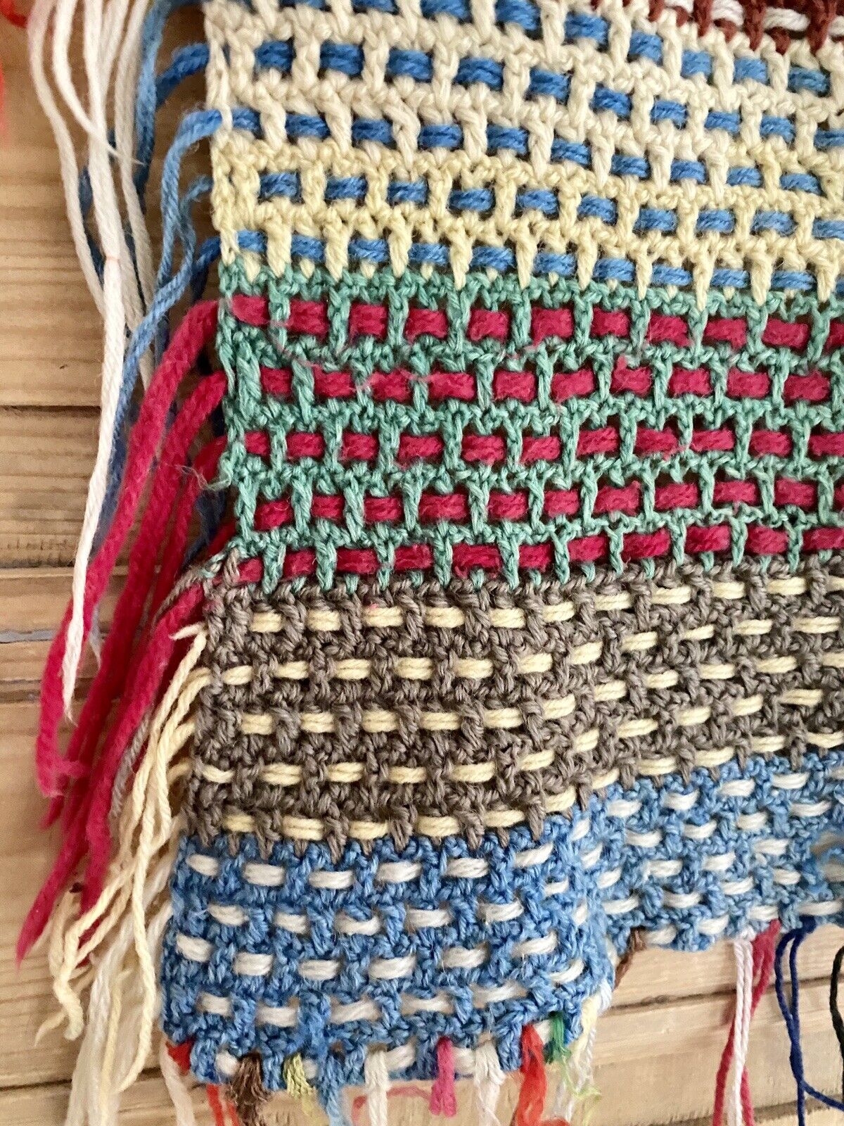 Couverture de poupée multicolore tricotée à la main en laine française vintage, vers 1950