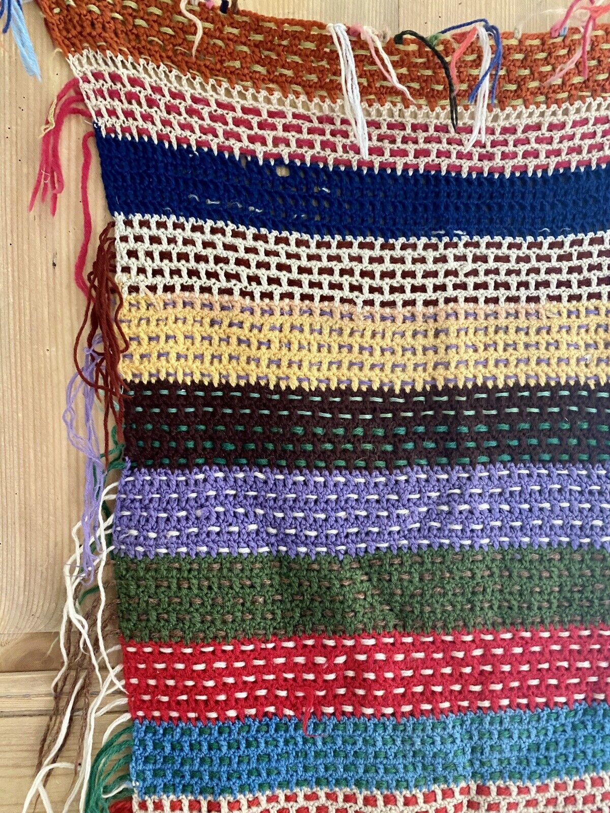 Couverture de poupée multicolore tricotée à la main en laine française vintage, vers 1950