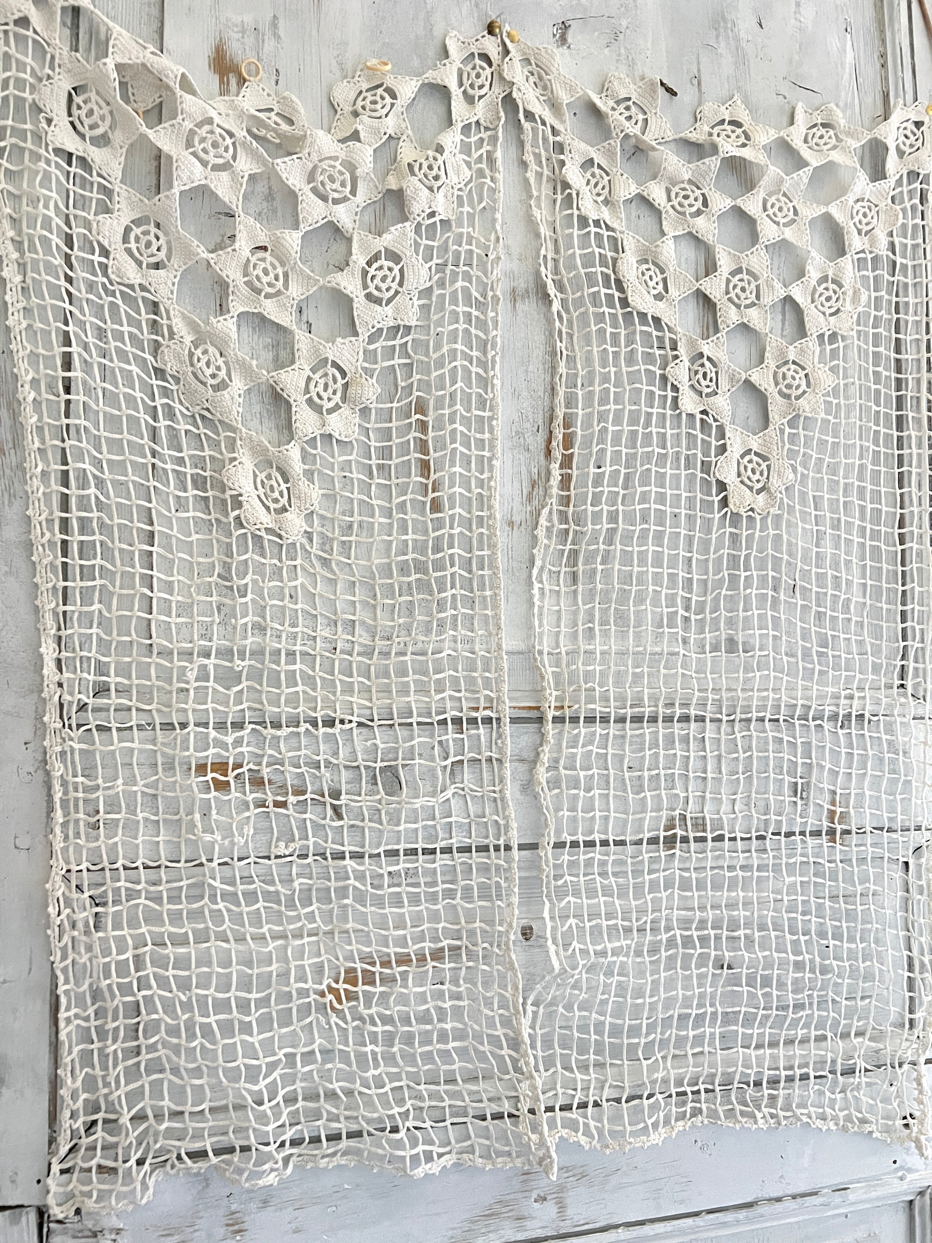 Paire de rideaux anciens en crochet c1900