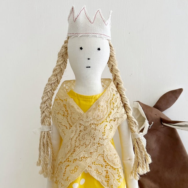 Poupée de chiffon lin Bertille robe soleil inspirée du film peau d'Ane Les Toiles Blanches