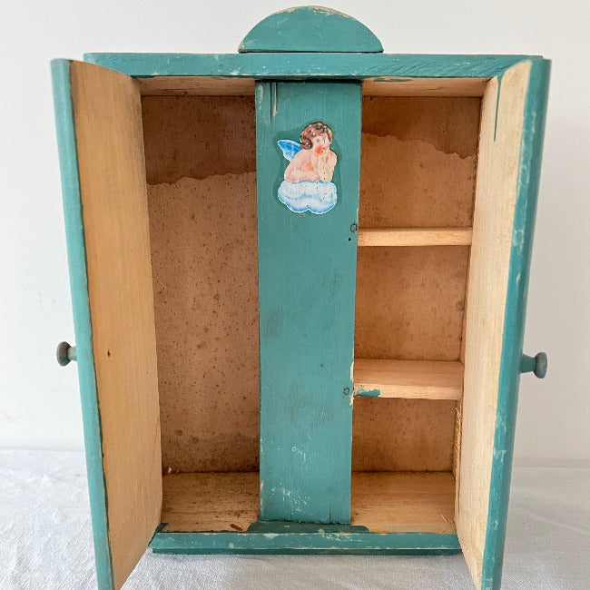 Armoire vintage pour poupée Les Toiles Blanches