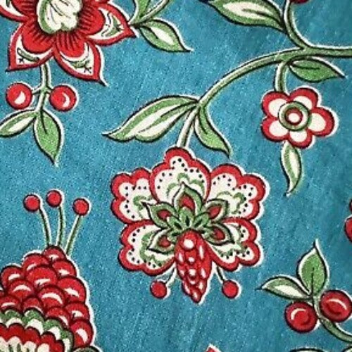 Boutis fleuri bleu en coton garni c1930 Les Toiles Blanches